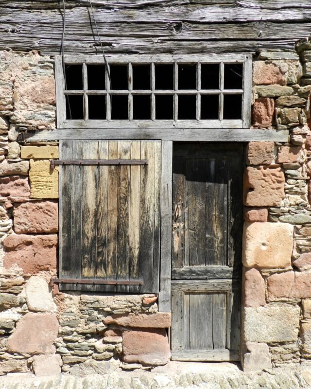 Portas do Medievo
Conques, França.
Entrada e saída de um mundo violento, incerto e misterioso, mas na maioria das vezes, esperançoso. Geralmente, não importava se fosse de castelos ou de simples casas, nelas a sorte batia raramente. Na Idade Média a morte era surda e batia à porta de seus moradores quando menos a esperavam. Os homens as abriam e saíam para um destino incerto e normalmente não voltavam e viúva honrada porta cerrada. Caminho único de seu refúgio a maioria das pessoas do medievo diante delas rezavam, pois, casa com duas portas era ruim de guardar. A fé as mantinha de guarda. Sempre a esperar e quando a fome espreitar à igreja irá apelar pois com certeza no santo local a fome e o diabo não irão se atrever a entrar.
Paulo Edmundo Vieira Marques